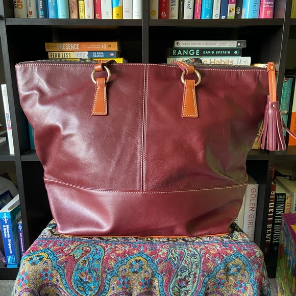 🌸SOLD🌸 Dooney and Bourke Large Tote in Burgundy - Very Good Used Condition - Picture 2 of 10